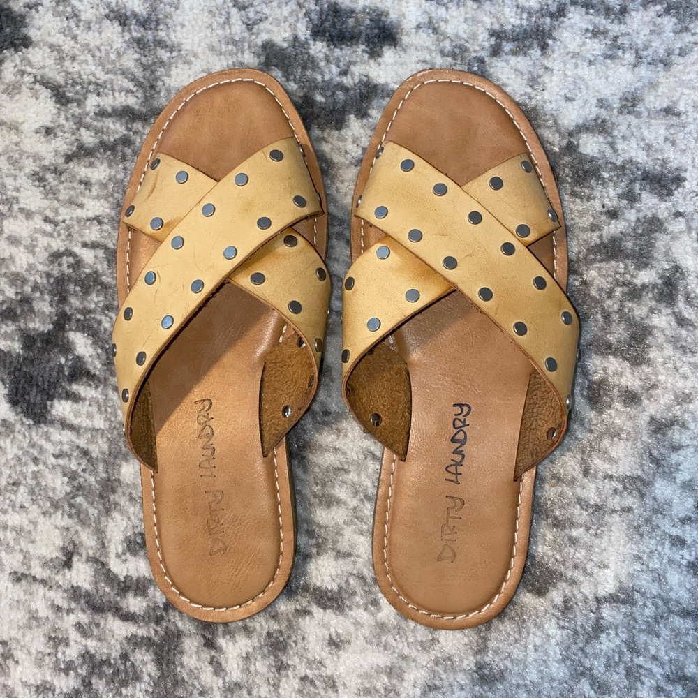 Dirty Laundry tan leather slide sandals